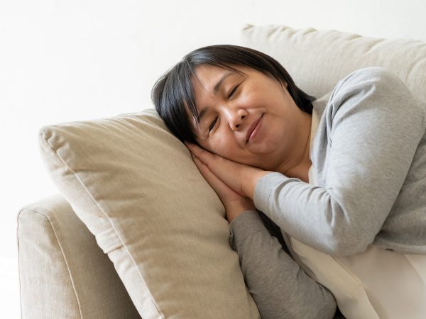 Kenapa Rutin Tidur Siang Bisa Turunkan Berat Badan?