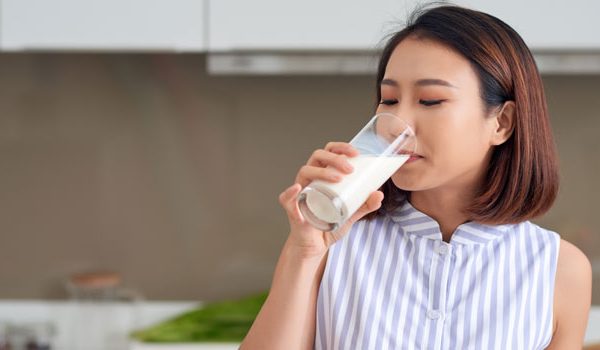 Efek Samping Minum Susu Tinggi Kalsium bagi Wanita
